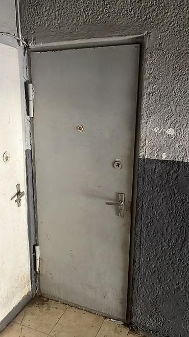 qapi taxda: Metal giriş qapısı satılır. Qapı komple qutu ilə birlikdədir və — 1