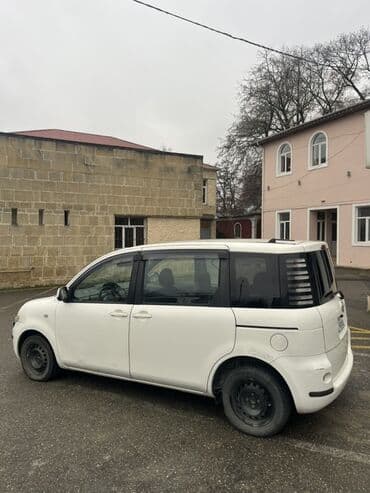 Aksesuarlar və tüninq: Toyota Sienta, ağ rəng, 5 qapı, miniven kuzov. Kompakt ölçü və geniş — 5