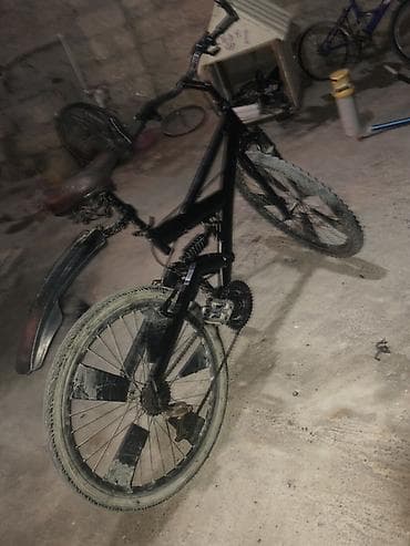 Şəhər və yüngül off-road sürüşləri üçün praktik velosiped. - Rəng