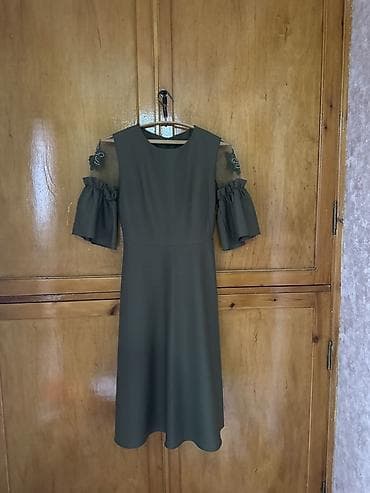 Zeytun-yaşıl rəngdə zərif dizaynlı qadın donu. - Siluet: beldən