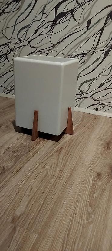 Bitki gül altığı. Dibçəkləri yerləşdirərək daha gözəl görünüş əldə edə