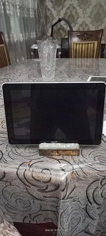 ipad 8: Apple iPad və Samsung Galaxy Tab planşetləri 1) Apple iPad (ağ ön — 7