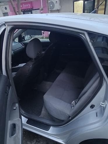 opel vectra a: Toyota Prius, gümüşü rəng, 5 qapılı liftbek. Hibrid benzin-elektrik — 7