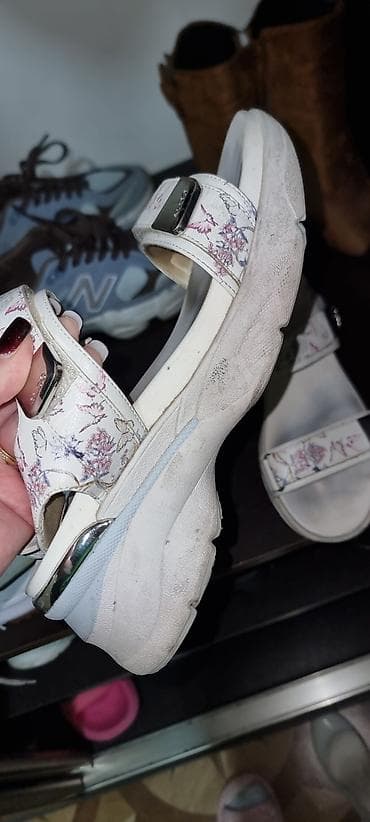 ağ sandallar: Məhsul: ALDO qadın sandal - Rəng: ağ (çiçək və kəpənək naxışlı) - — 3