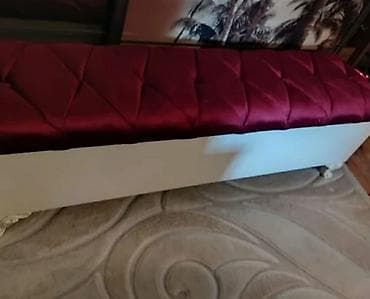 Qırmızı məxməri oturacaq hissəli, saxlama qabiliyyətli