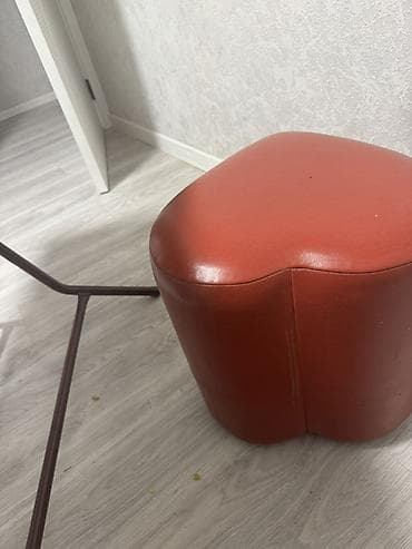 2 ci əl stol: İşlənmiş, Pufik oturacaq, Süni dəri, rəng - Qırmızı, Kredit yoxdur, Çatdırılma yoxdur — 3