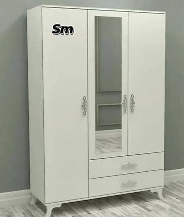 Ağ rəngli 3 qapılı garderob - Klassik dizayn: zərif oyma dəstəli