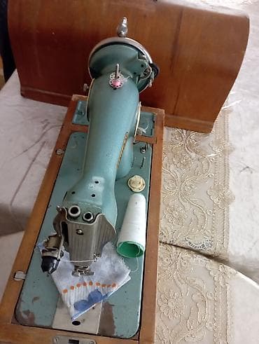 tikiş mawini: Mexaniki tikiş maşını – retro/klassik model, metal korpuslu, ağac — 2