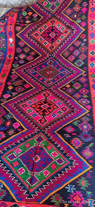 ucuz gitara satisi: Qedim el ile hanida toxunma kilimdir.3*4 ölçüdədir.1 esr yarim yasi — 1