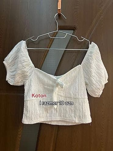 Koton qadın bluzası - Rəng: ağ - Model: qısa kəsimli, sinədə