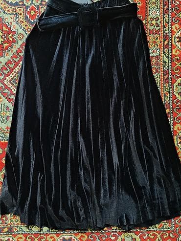 Личные вещи: - Məhsul: Qar rəngli məxməri ətək - Dizayn: Plisəli (şaquli büzmələr) — 2