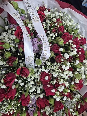 suni guller: Gül buketi - Tərkib: qırmızı mini qızılgüllər, gipsofila (ağ “uğur — 1