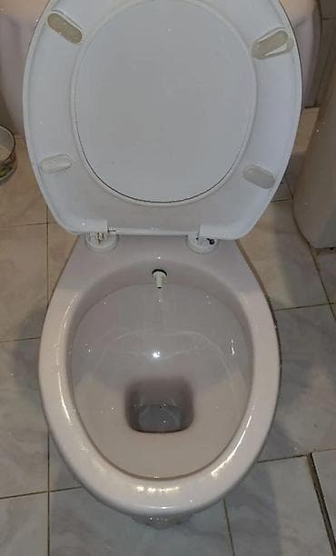Ağ rəngli keramika tualet, daxili su çəni və qapaqla təchiz — 2