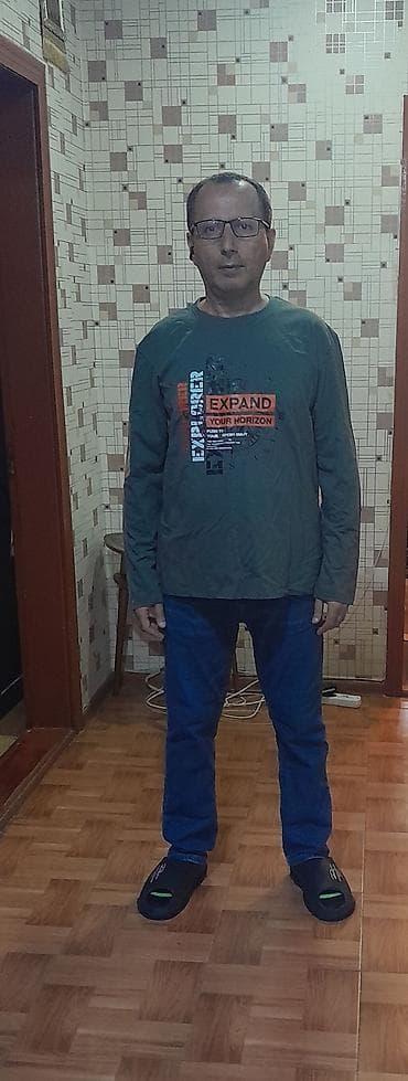 dəst geyimlər: Kişi üçün 2 dəst futbolka. 
Material: 100% pambıq. 
Fəsil: Yaz, Payız — 3