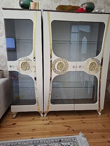 şifi: İki hissəli vitrin dolabı - Dizayn: Klassik üslubda, krem rəngli — 1