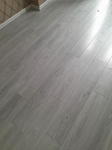 taxda qapl: Boz palıd naxışlı laminat döşəmə panelləri - Rəng/tekstura: Açıq-boz — 1