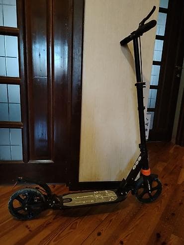 Şəhər içi hərəkət üçün rahat və yığcam skuter. - Böyük diametrli