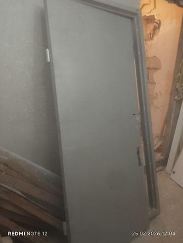 Metal giriş qapısı - Material: qalın metal vərəqdən hazırlanmış