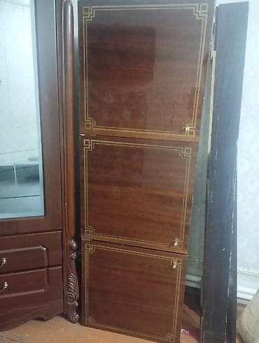 kitab skafi: Üç bölməli taxta divar dolabı - Material: təbii ağac üzləməli, tünd — 2