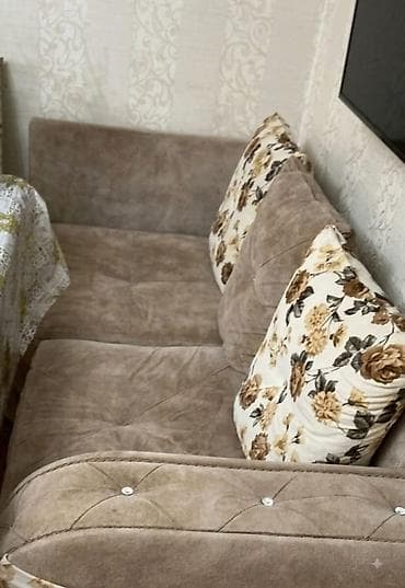 divan: Bej rəngli yumşaq divan + puf - Material: Velveta bənzər yumşaq — 3
