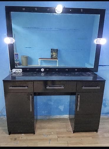 mebelleri: Makiyaj üçün masa, Güzgülü — 1