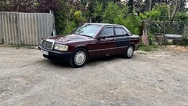 mersedes benz c: Mercedes‑Benz 190 (W201) sedan - Kuzov: 4 qapılı sedan, tünd qırmızı — 2