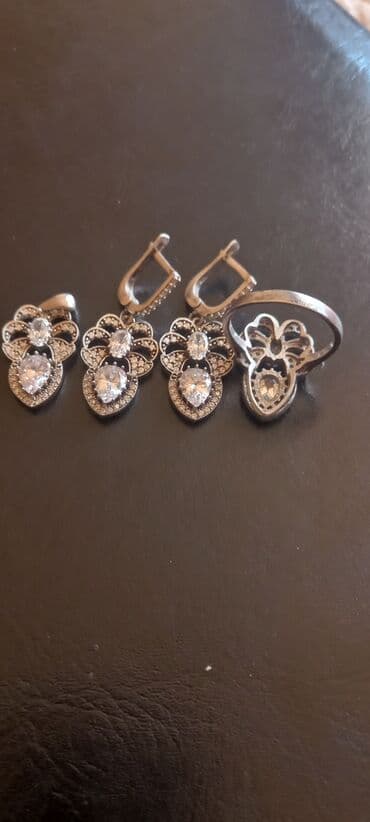 1 грамм золота цена 585 в баку: Gümüş dəst "üzük, sırğa və həmayil" dəsti satılır. Üzüyün ölçüsü 8.5 — 14