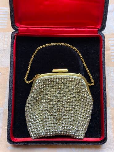 qadınlar üçün strazlı papaqlar: 1) Üzəri vışivkalı,qızılı koşelyok naboru(güzgü,eynək,ətir və pul — 2