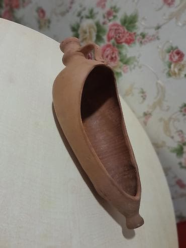 qoz lepesi: Əl istehsalı torpaqdan hazırlanmış dekorativ amfora formalı qab - — 1