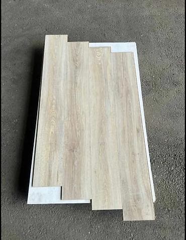 Ağac fakturalı döşəmə panelləri - Rəng: açıq palıd tonları, təbii