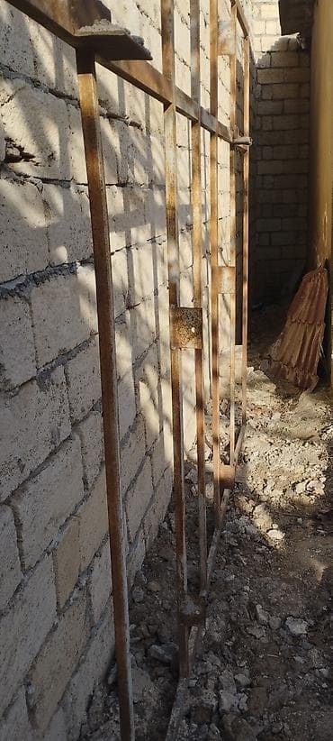 Reklam lövhələri: Reklam lövhəsi 2x3 mrtr ölçüdə bərkitmək üçün bolt yerləri var.Lövhə — 1