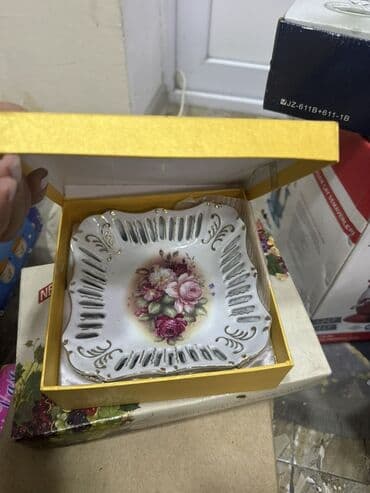 Qab-qacaq və mətbəx ləvazimatlarının alışı: Məişət və servis üçün dekorativ və mətbəx dəsti - Qırmızı bəzəkli — 2