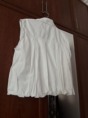 şort: Ağ rəngli, qolsuz kofta-köynək (bluz) – modern, həcmli siluet - — 5