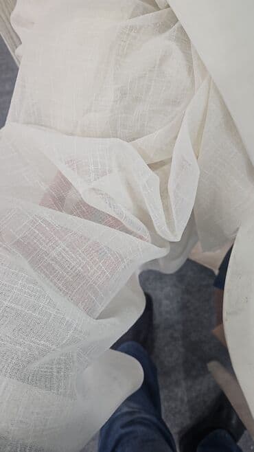 sadə pərdələr: Ağ, şəffaf tül pərdə, otağa zəriflik və işıq qatır. Yüngül toxuması — 10