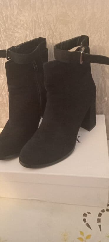 ağ rezin çəkmələr: Qadın botları – qara rəng, süet teksturalı material. - Model: qısa — 1