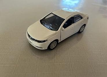 Ağ rəngli sedan tipli metal oyuncaq avtomobil maketi - Korpus