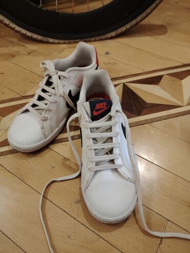 Səndəl və şəp-şüplər: Nike Court Royale kişi/kadın krossovkaları - Rəng: ağ üst hissə, qara — 1