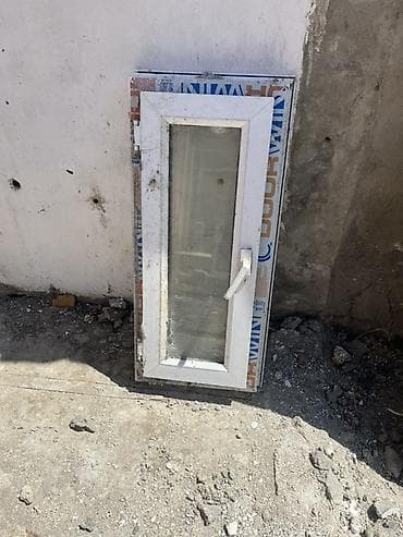 xan çinarı: Ağ rəngli PVC plastik pəncərə çərçivəsi və şüşə paketli qanad. - — 1