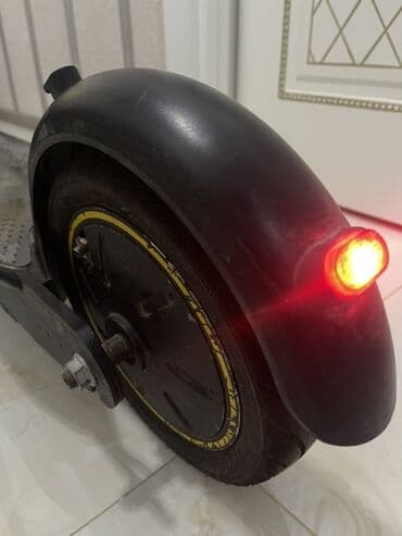 CD, DVD disklər və kassetlər: Elektrikli skuter XİAOMİ M365 - Rəng: qara, yığcam alüminium gövdə — 4