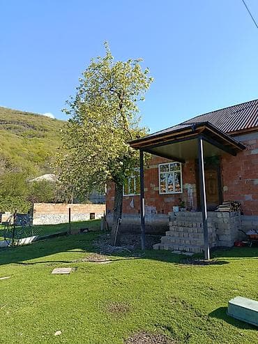 3 otaq kiraye evler: Dağ ətəyində, yaşıllıqla əhatəli həyəti olan rayonun sakit yerinde — 3