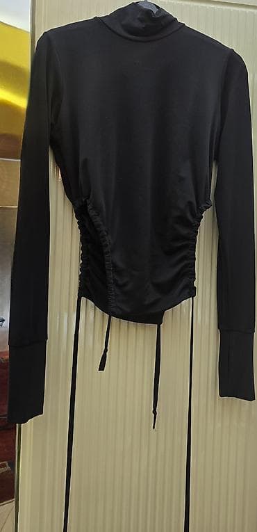 Qadın köynəyi – qara rəng, uzunqol, yarım-boğaza yaxın yaxalıqla. Yan