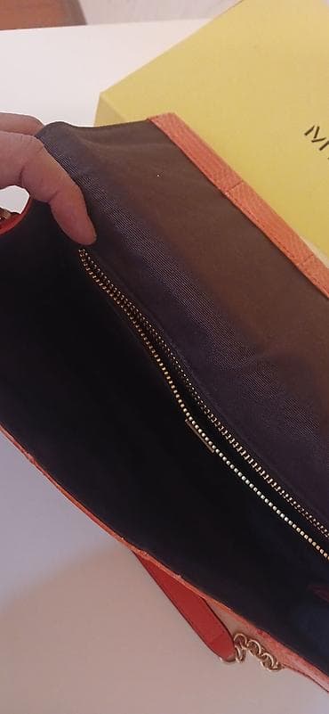 Çantalar: Narıncı rəngli zəncirli qadın çantası - Material: Timsah/ilan naxışlı — 2