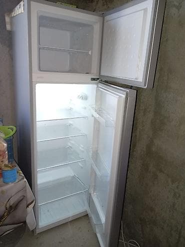 İki kameralı məişət soyuducusu - Yuxarıda ayrıca dondurucu bölmə