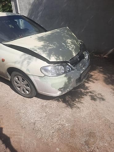 megan 3: Nissan Sunny: 1.3 l | 2006 il Sedan — 2