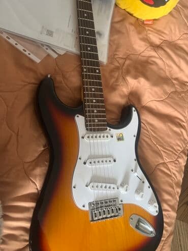 Fleytalar: Elektrik gitara – Strat tipli korpus dizaynı, sunburst rəng keçidi. - — 1