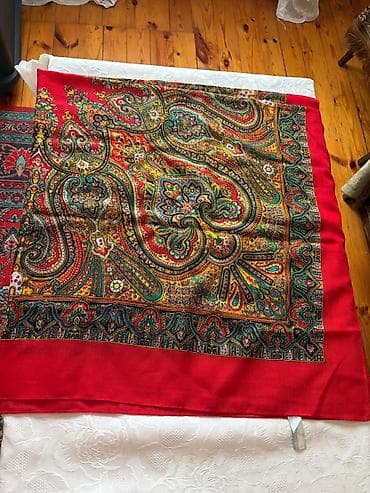 Məhsul: Naqişli şal/şarf Təsvir: - Parlaq qırmızı haşiyəli, zəngin