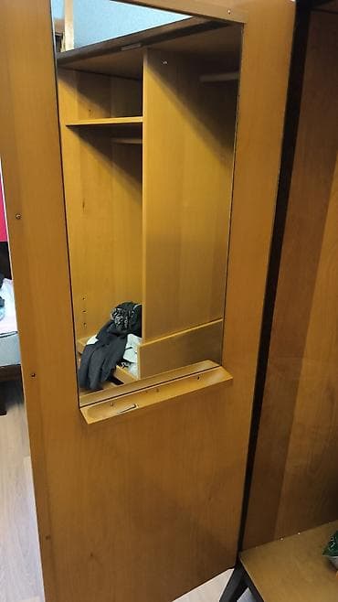 iwlenmiw wkaf: Dolab, icinde guzgu qapinin bir terefinde, o biri terefinde qayish — 6