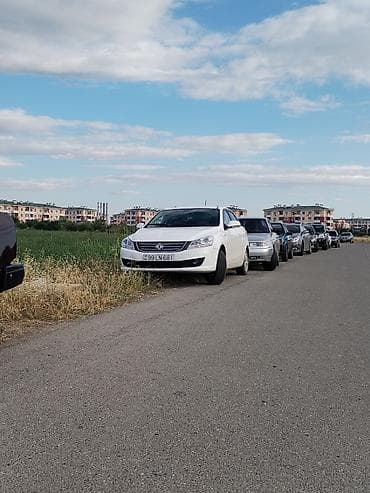 opel zafira b: Barter var. Ağ rəngli sedan avtomobil Xüsusiyyətlər: - Kuzov: 4 — 2