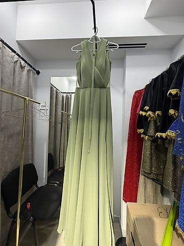 Zeytun-yaşıl rəngdə, uzun ziyafət/libas. - Model: qolsuz, V-kəsimli