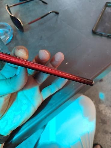 apple se 2020: Məhsul: Qırmızı rəngli smartfon Xüsusiyyətlər: - Arxa hissədə dairəvi — 6